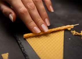 kerze-aufrollen Aufrollen einer Imkerkerze mit den Fingern.