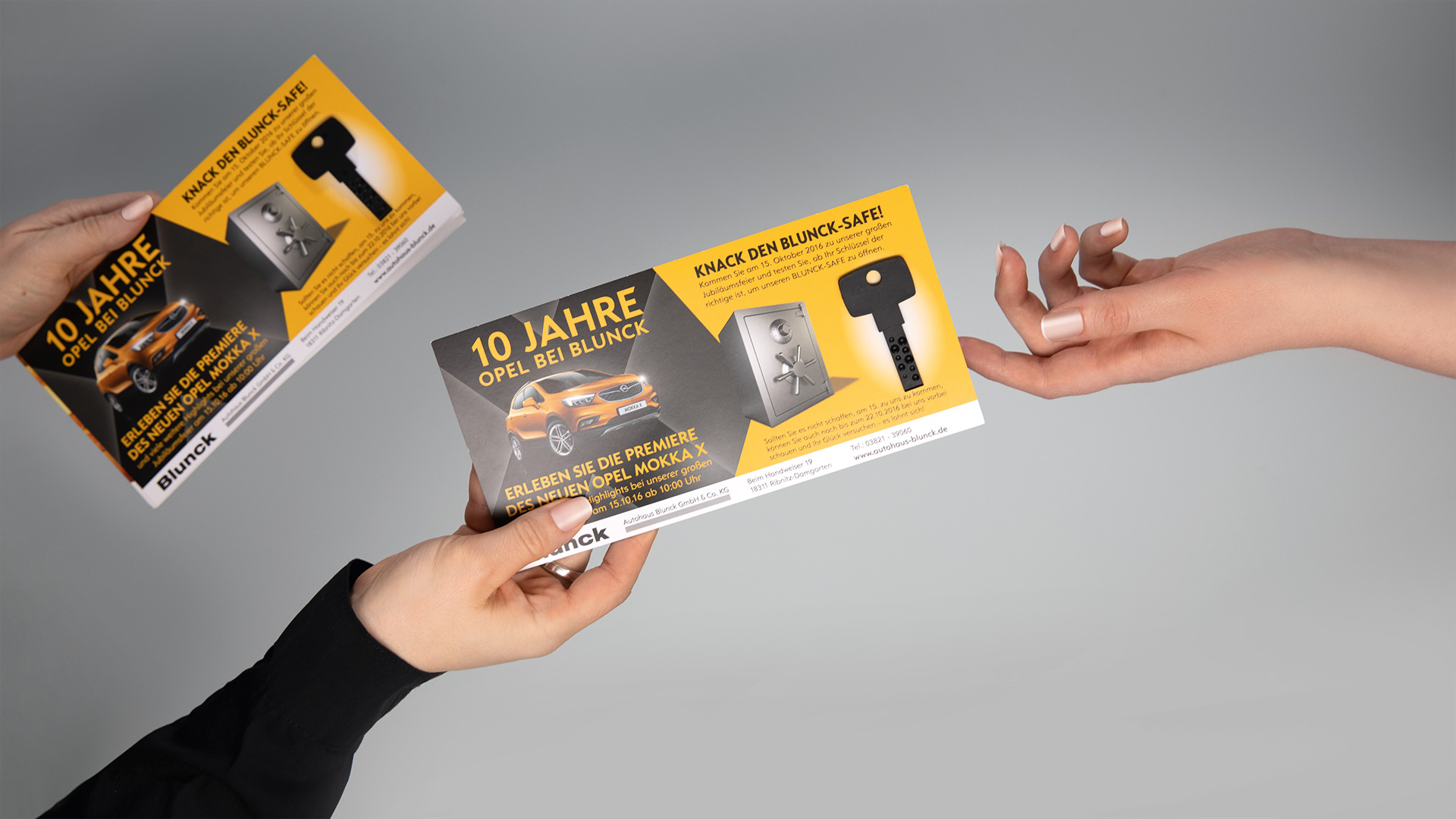 lucky-lock-uebergabe Übergabe eines Flyers mit einem LuckyLock-Schlüssel