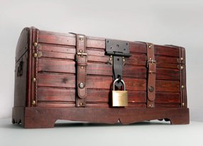 schatztruhe Spekulierende Gewinnspieler an Ihrem Stand mit der Schatztruhe.